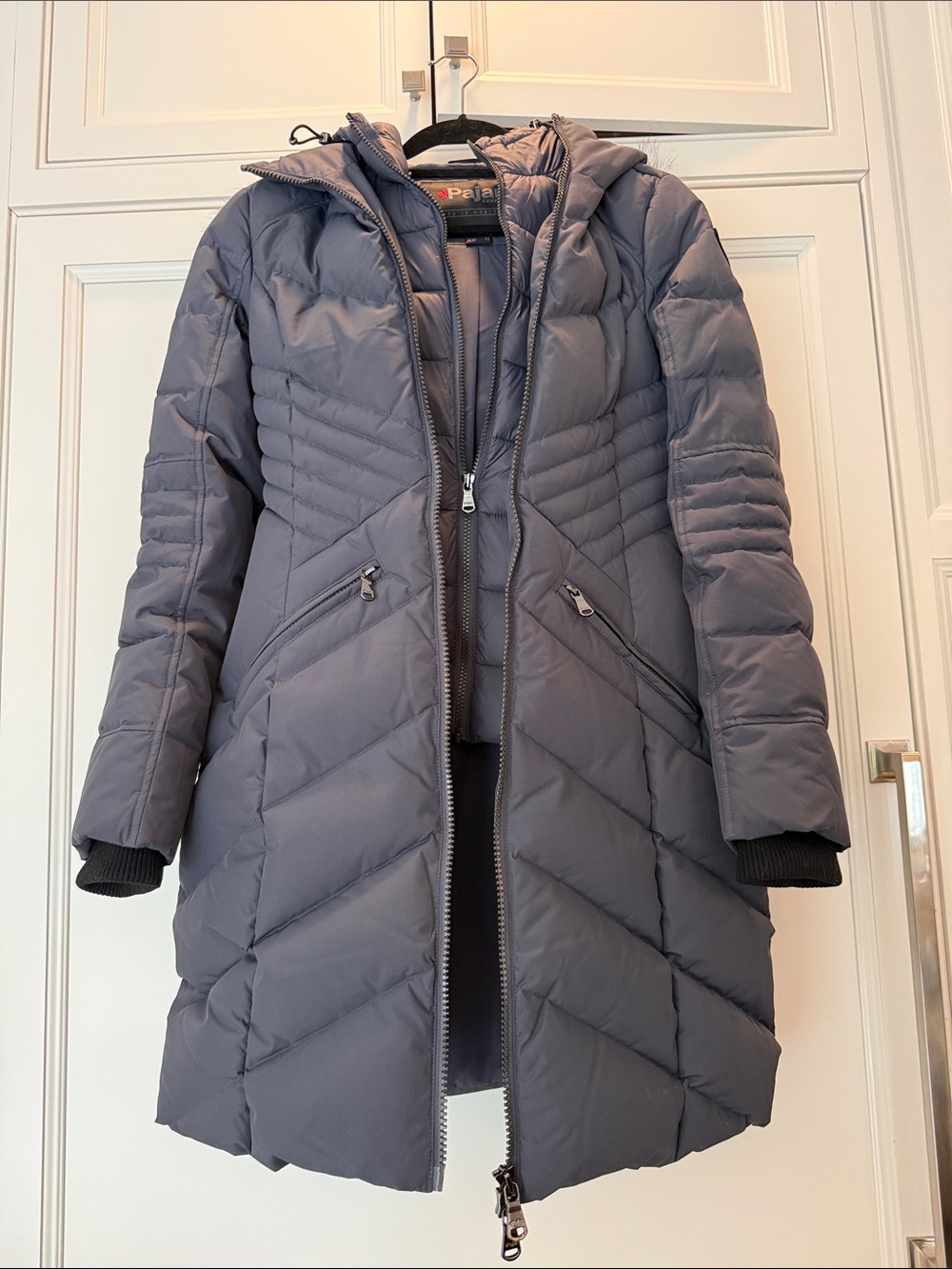Pajar Women's Slate Gray Quilted Hooded Puffer Coat xs hits just above the knee